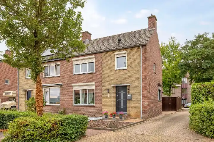 Twee-onder-één-kap te koop: Kerkstraat 4, Grubbenvorst-Centrum Grubbenvorst