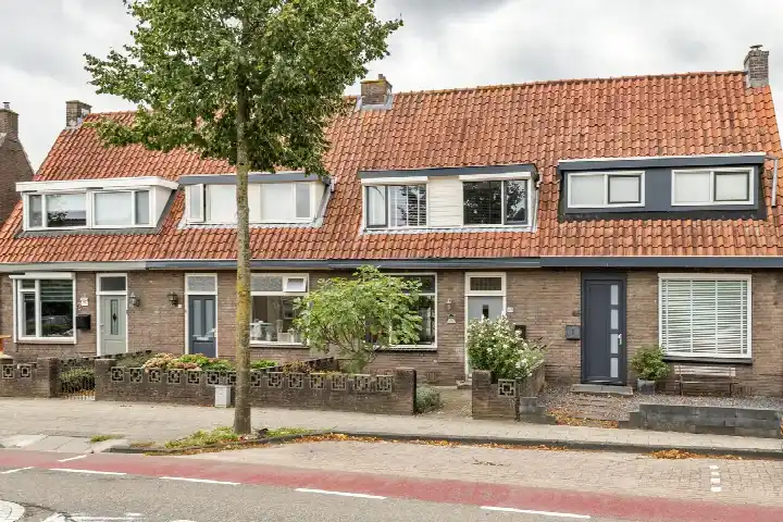 Terraced house for sale: Kijkuit 83, Santwijck Tiel