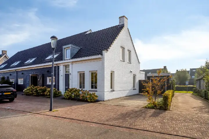 Corner house for sale: Klarinetstraat 12, Overzuid Goes