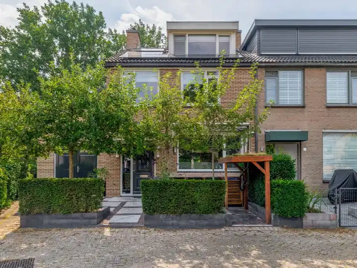 Corner house for sale: Klimvaren 9, Ommoord Rotterdam
