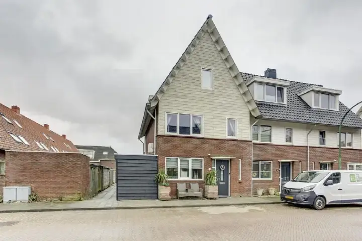 Corner house for sale: Kloosstraat 11, Nieuw Kinderdijk Alblasserdam