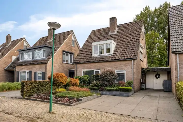 Terraced house for sale: Kloosterbeemd 17, omg. Petrus Kerk Oisterwijk
