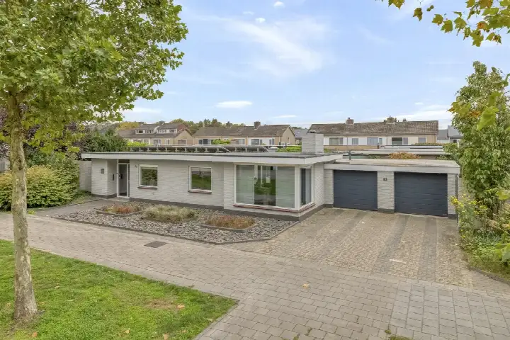 Corner house for sale: Kloosterstraat 52, Molenwijk (noord) Loon Op Zand
