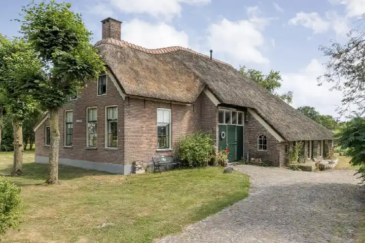 Detached house for sale: Klosseweg 1, Klosse Wanneperveen