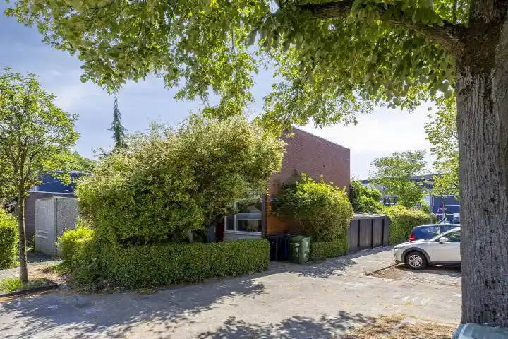 Corner house for sale: Kogeldistel 41, Ommoord Rotterdam