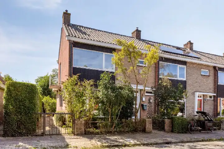 Hoekwoning te koop: Koningin Anna Paulownastraat 15, Veerallee Zwolle