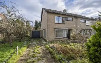 Corner house for sale: Koninginneweg 1, Zuid-Beijerland Woonkern Zuid-Beijerland
