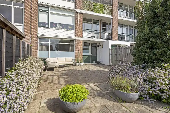 Apartment for sale: Koninginneweg 145, Zeeheldenbuurt Bodegraven