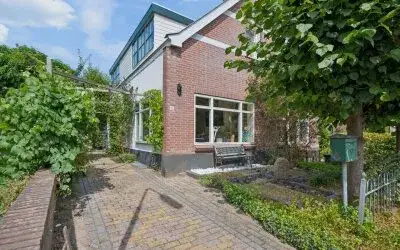 Twee-onder-één-kap te koop: Koningstraat 26, Velp-Noord boven spoorlijn Velp