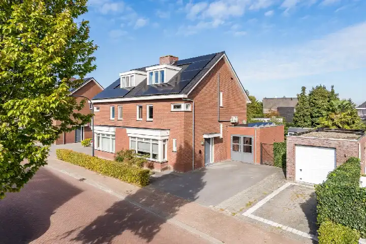 Twee-onder-één-kap te koop: korenaar 9, Laarveld Weert