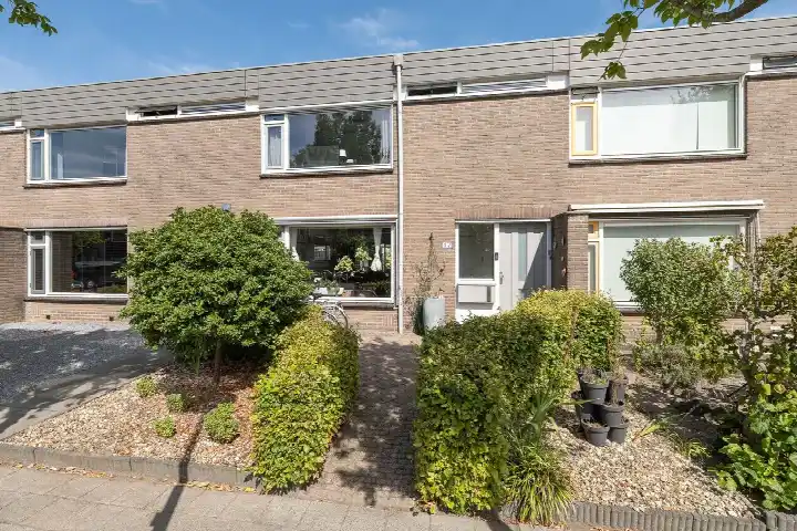 Tussenwoning te koop: Korenbloemstraat 17, Oldenbarneveld Barneveld