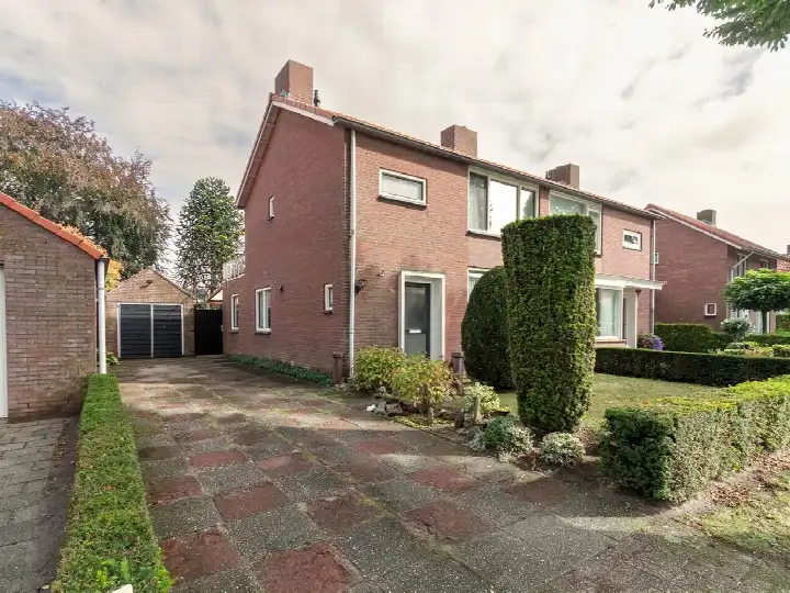 Twee-onder-één-kap te koop: Korenstraat 42, Omg. Prinsessenbuurt Moergestel