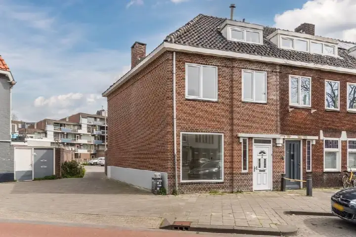 Corner house for sale: Korvelplein 2, Uitvindersbuurt Tilburg