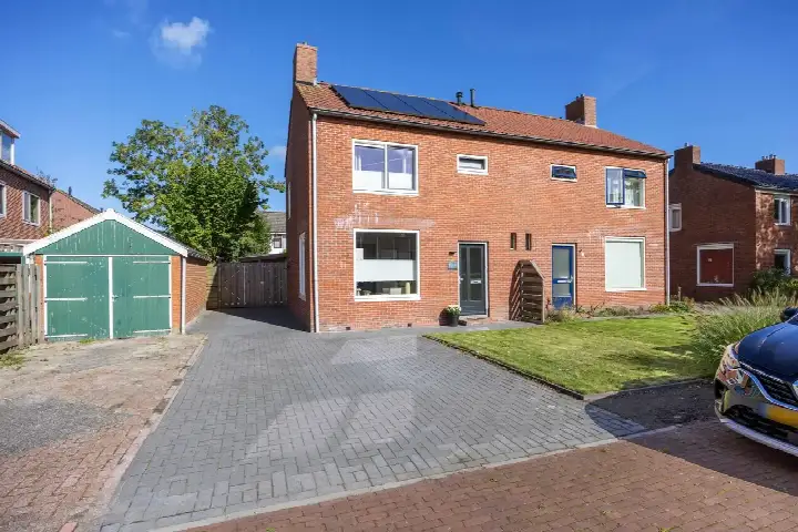 Twee-onder-één-kap te koop: L W de Blecourtstraat 19, Garnwerd Garnwerd