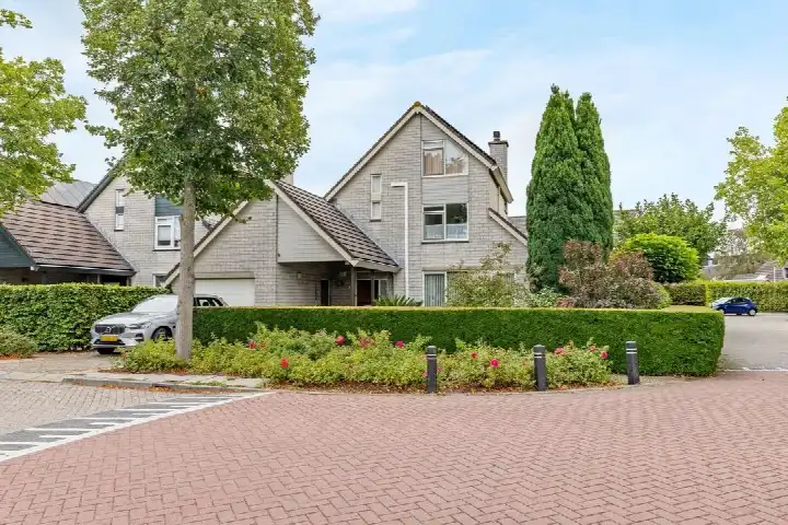 Corner house for sale: Laan van Westmolen 85, Mijnsheerenland Woonkern Mijnsheerenland