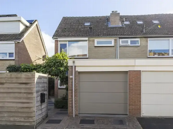 Corner house for sale: Lange Griendsweer 103, Wielwijk-zuid Hardinxveld-Giessendam