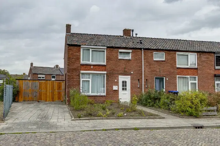 Corner house for sale: Lariksstraat 1, Winterswijk-Noordoost Winterswijk