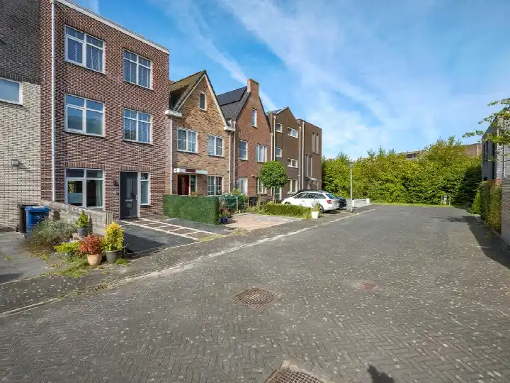 Tussenwoning te koop: Latijnzeil 50, Noorderplassen W.-West Almere