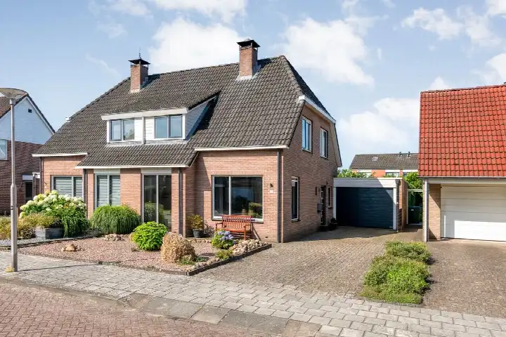 Twee-onder-één-kap te koop: Leeuwerikstraat 15, Vogelbuurt Nijeveen