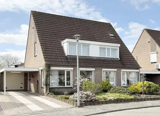 Hoekwoning te koop: Leeuwerikstraat 24, Fijnaart Fijnaart