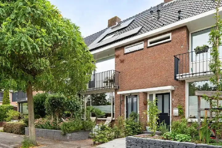 Tussenwoning te koop: Leeuwerikstraat 5, De Vogelwijk Leiderdorp