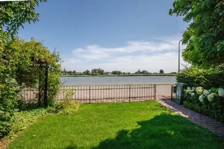 Corner house for sale: Lekdijk 178, Ammerstol Ammerstol