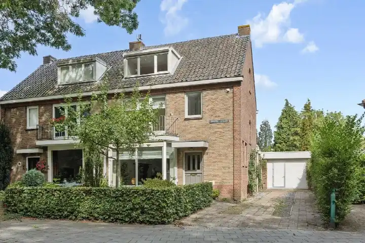Tussenwoning te koop: Lekkerbeetjenlaan 32, Loyolaan en omgeving Vught