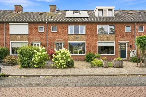 Terraced house for sale: Lekstraat 13, Rivierenbuurt Alblasserdam