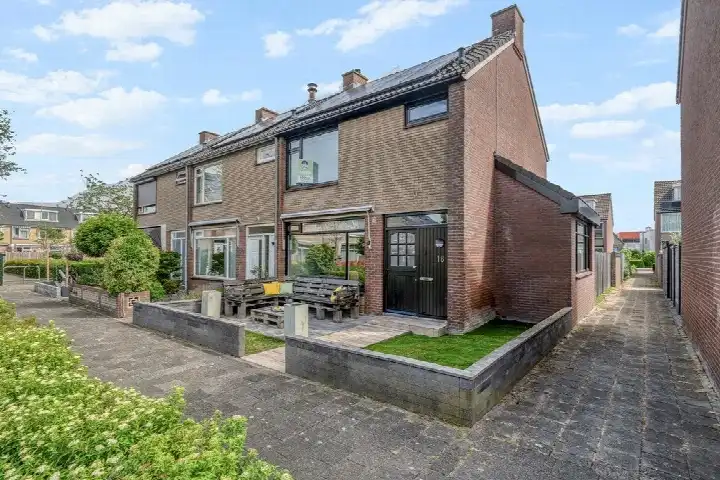 Corner house for sale: Leliestraat 18, Molenwijk Katwijk