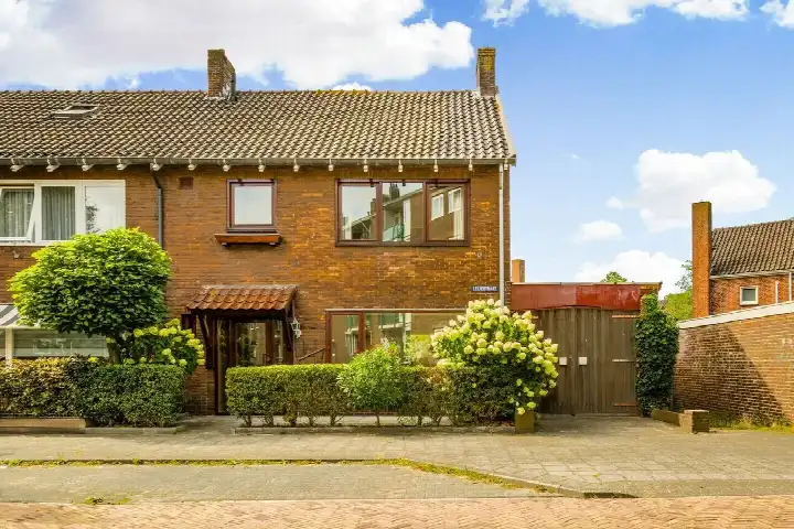 Corner house for sale: Leliestraat 28, Plantage Beverwijk
