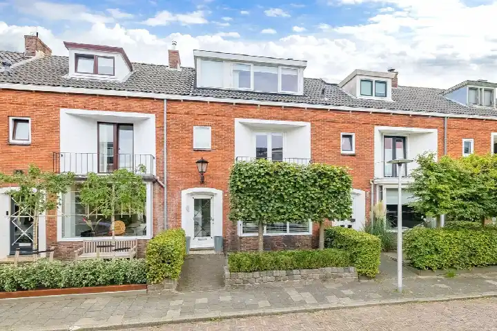 Terraced house for sale: Leliestraat 7, Bloemenbuurt Lisse