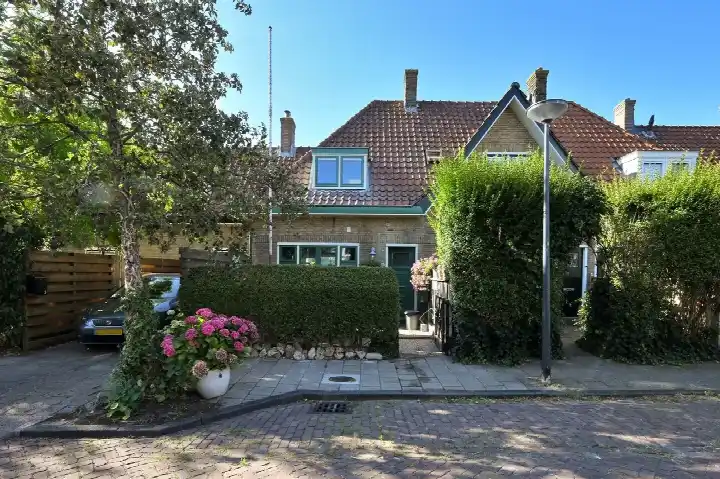 Tussenwoning te koop: Leuvenstraat 4, Tuinstadwijk Leiden