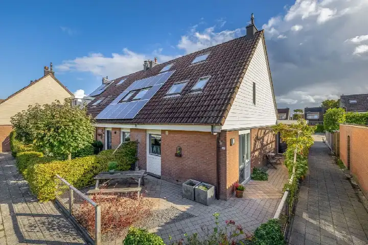 Corner house for sale: Lijster 27, Sommelsdijk vogelbuurt west Sommelsdijk