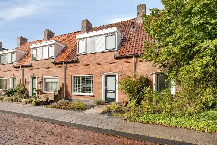 Tussenwoning te koop: Lijsterbesstraat 5, Emmeloord-Centrum-Centrum West Emmeloord