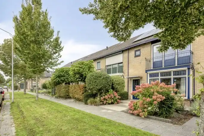 Terraced house for sale: Lindenlaan 26, Klaaswaal Woonkern Klaaswaal