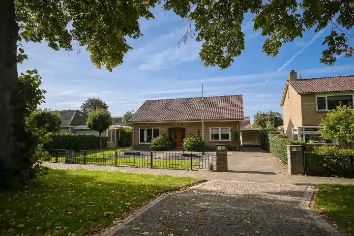 Vrijstaande woning te koop: Lindenlaan 3, Kern Alphen Alphen