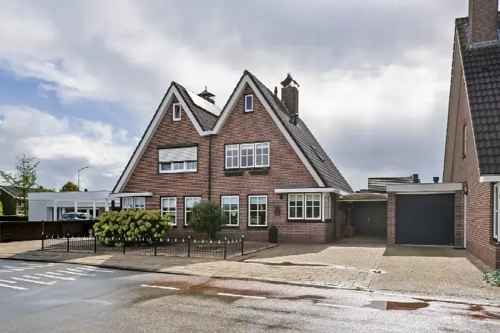 Twee-onder-één-kap te koop: Lingedijk 65A, Wadenoijen Wadenoijen