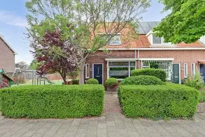 Corner house for sale: Lodewijk van Nassaustraat 23, Prins Bernhardstraat en omgeving Zwijndrecht