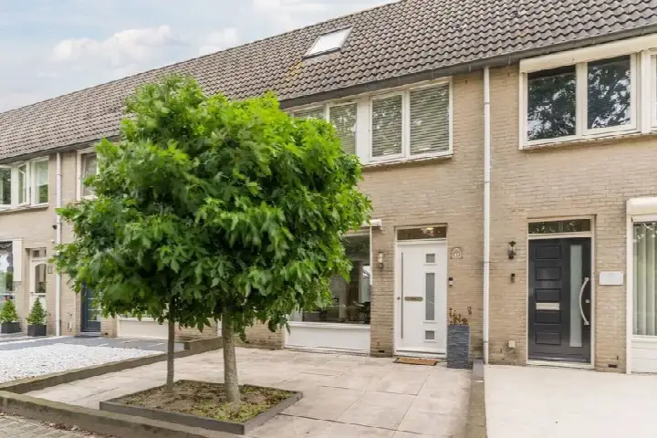 Terraced house for sale: Lombardijenlaan 27, De Kievit Noord-Oost Tilburg