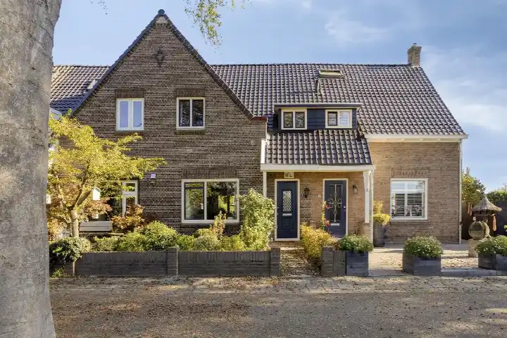 Tussenwoning te koop: Loolaan 8, Verspreide huizen Vrederust Halsteren