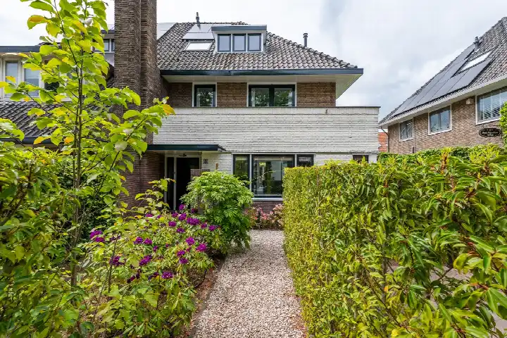 Twee-onder-één-kap te koop: Loosdrechtseweg 80, Het Rode Dorp Hilversum