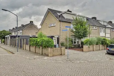 Hoekwoning te koop: Lorentzlaan 13, Natuurkundigenbuurt Oosterhout