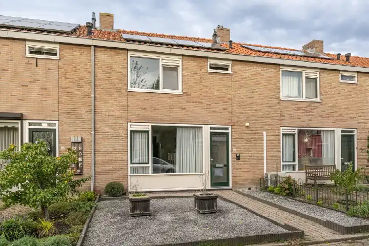 Terraced house for sale: Maannezee 50, Dirksland centrum Dirksland