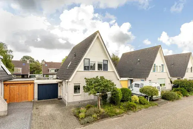 Twee-onder-één-kap te koop: Maarten Trompstraat 14, Out Jaar Hellevoetsluis