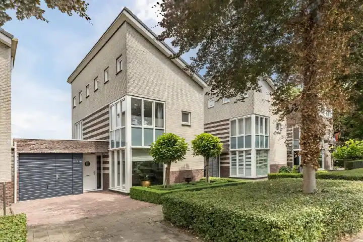 Tussenwoning te koop: Maasbommelstraat 49, Leeuwerik Midden Tilburg