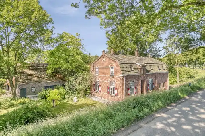 Detached house for sale: Maasdijk 17, Neerloon Neerloon