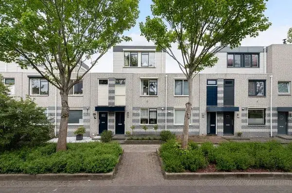 Terraced house for sale: Maaskant-erf 126, Van Ravesteijn-erf en omgeving Dordrecht