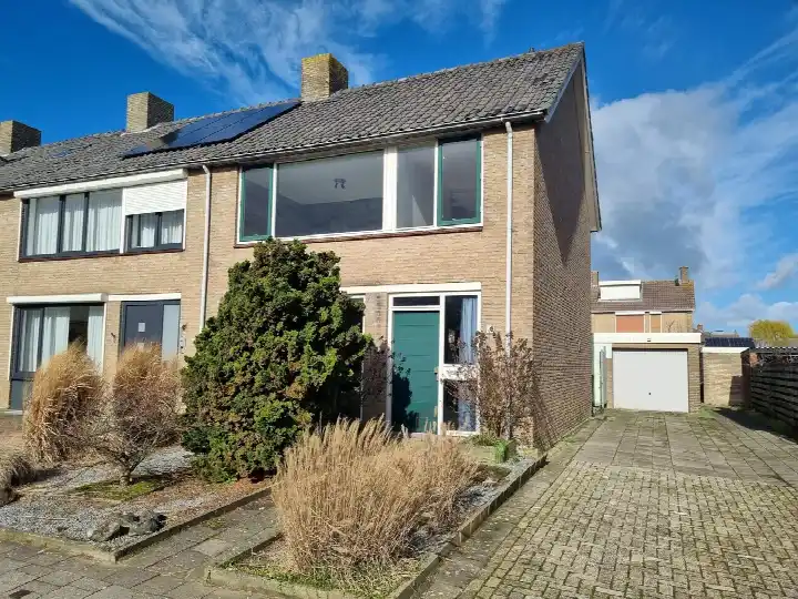 Corner house for sale: Machteld van Gelrestraat 58, Tholen Tholen