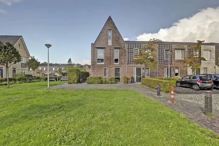 Corner house for sale: Madelief 14, Weideveld Bodegraven