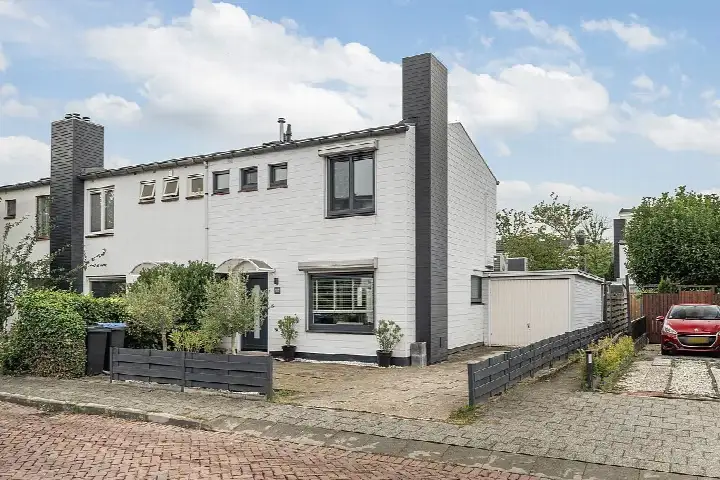 Corner house for sale: Madoerastraat 117, Indische Buurt Vlaardingen